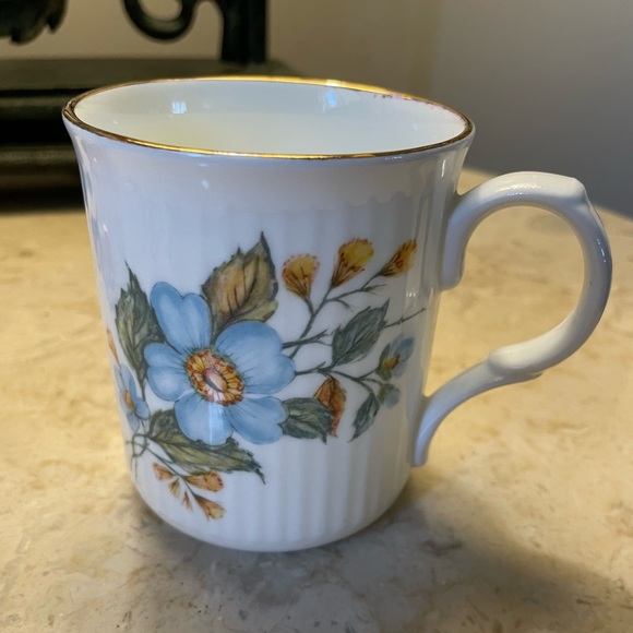 Pair of Wellington Fine China Floral Coffee Mugs - Picture 3 of 6